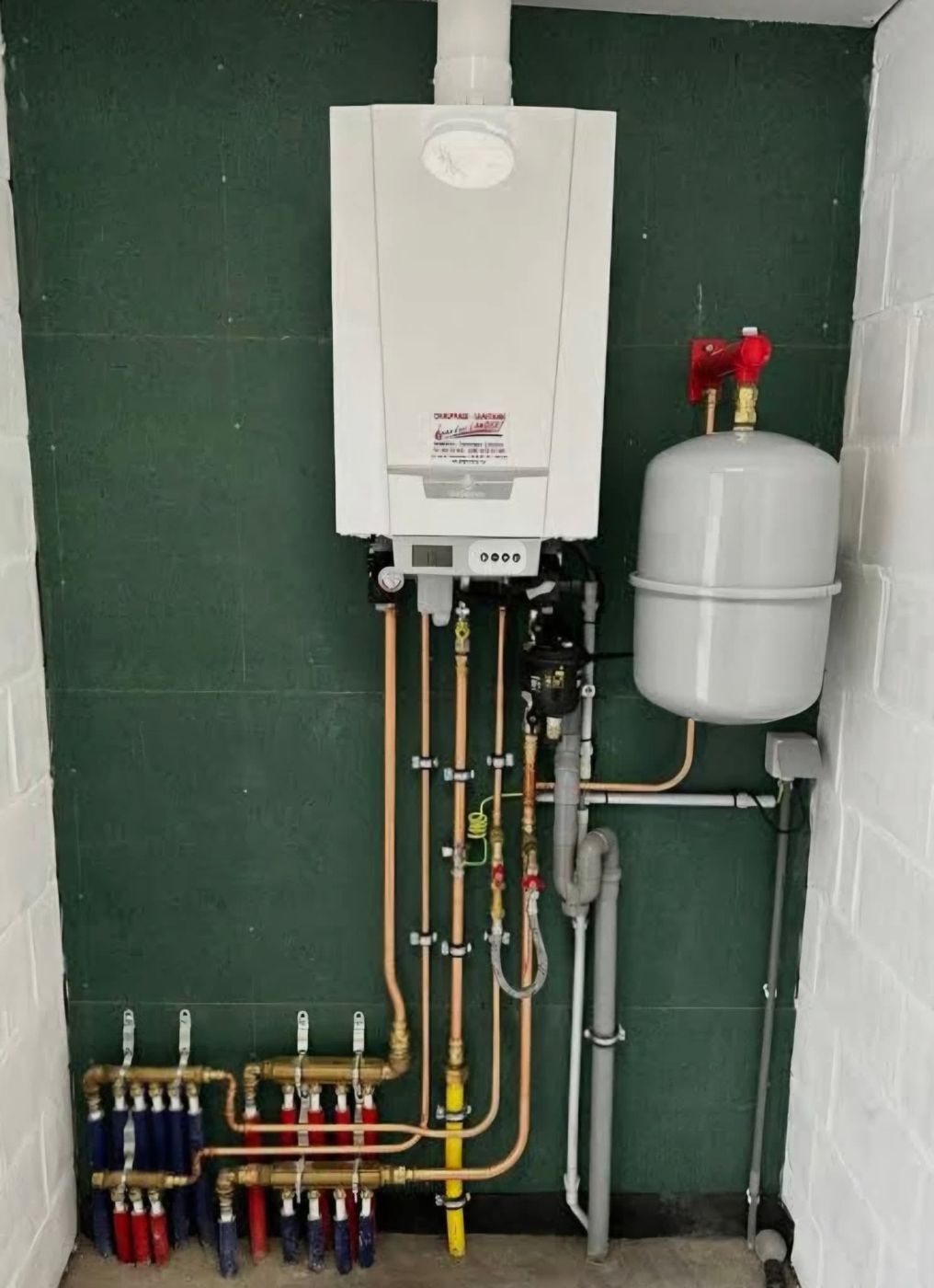 Chaudière murale installée avec vase d'expansion et collecteur de distribution